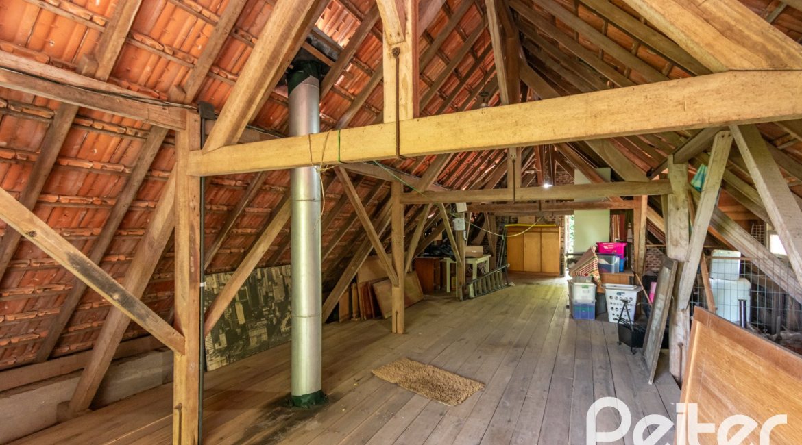 Casa à venda com 374m², 4 dormitórios, 2 suítes, 4 vagas, no bairro Vila Assunção em Porto Alegre