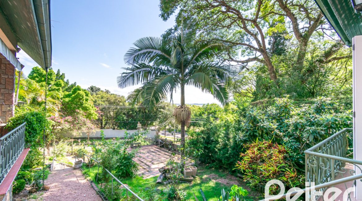 Casa à venda com 374m², 4 dormitórios, 2 suítes, 4 vagas, no bairro Vila Assunção em Porto Alegre