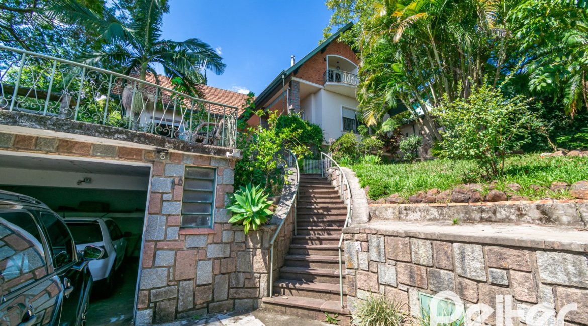 Casa à venda com 374m², 4 dormitórios, 2 suítes, 4 vagas, no bairro Vila Assunção em Porto Alegre