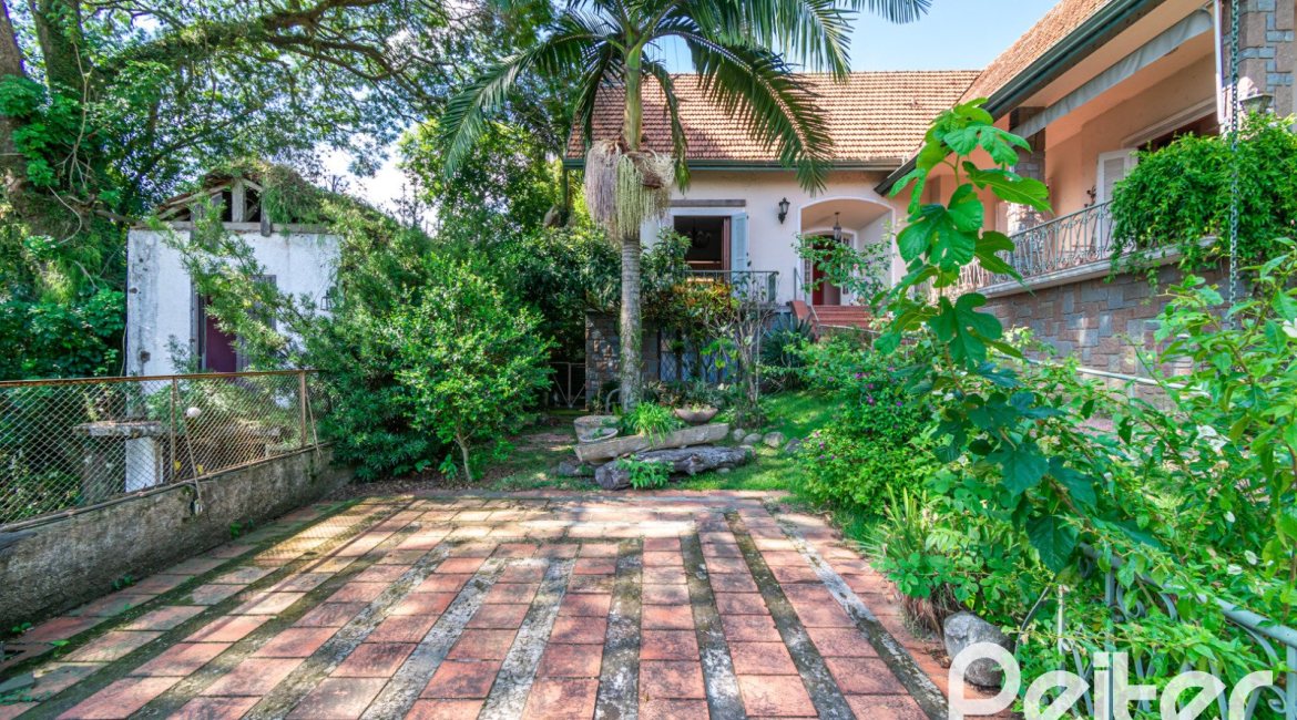 Casa à venda com 374m², 4 dormitórios, 2 suítes, 4 vagas, no bairro Vila Assunção em Porto Alegre