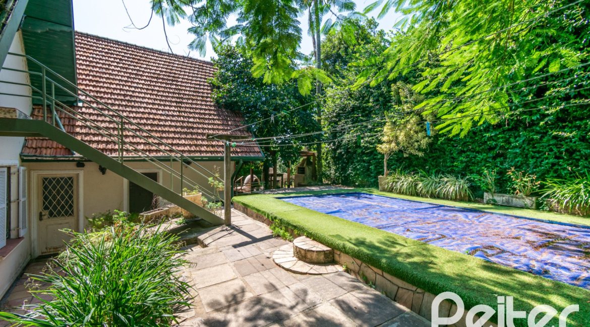 Casa à venda com 374m², 4 dormitórios, 2 suítes, 4 vagas, no bairro Vila Assunção em Porto Alegre