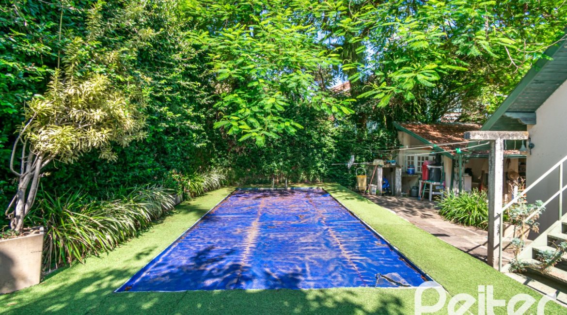 Casa à venda com 374m², 4 dormitórios, 2 suítes, 4 vagas, no bairro Vila Assunção em Porto Alegre