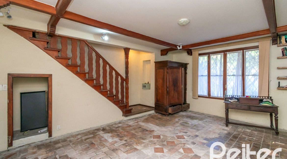 Casa à venda com 374m², 4 dormitórios, 2 suítes, 4 vagas, no bairro Vila Assunção em Porto Alegre