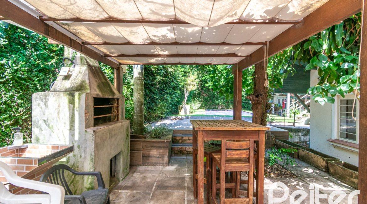 Casa à venda com 374m², 4 dormitórios, 2 suítes, 4 vagas, no bairro Vila Assunção em Porto Alegre