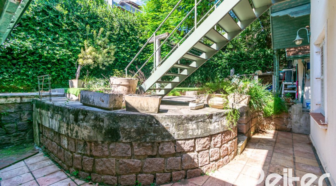 Casa à venda com 374m², 4 dormitórios, 2 suítes, 4 vagas, no bairro Vila Assunção em Porto Alegre