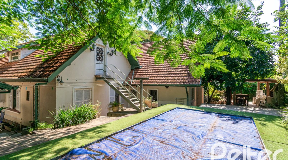 Casa à venda com 374m², 4 dormitórios, 2 suítes, 4 vagas, no bairro Vila Assunção em Porto Alegre