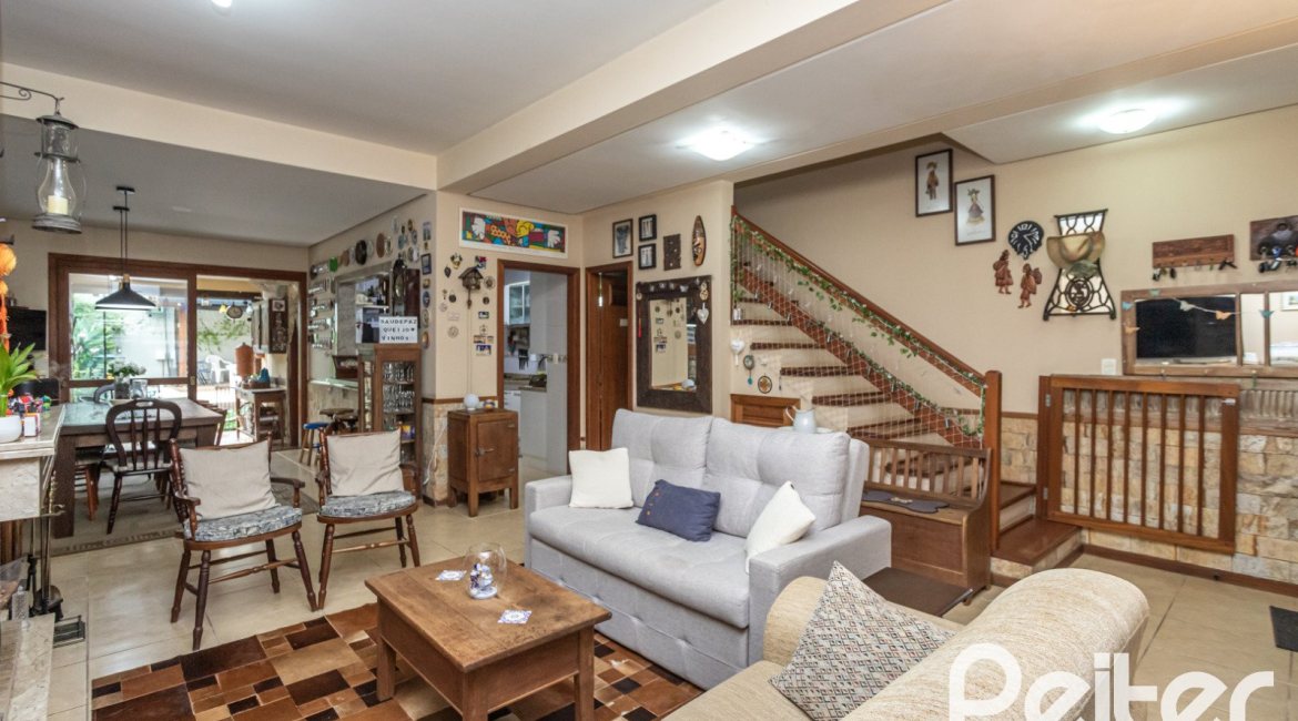 Casa à venda com 274m², 3 dormitórios, 1 suíte, 4 vagas, no bairro Ipanema em Porto Alegre