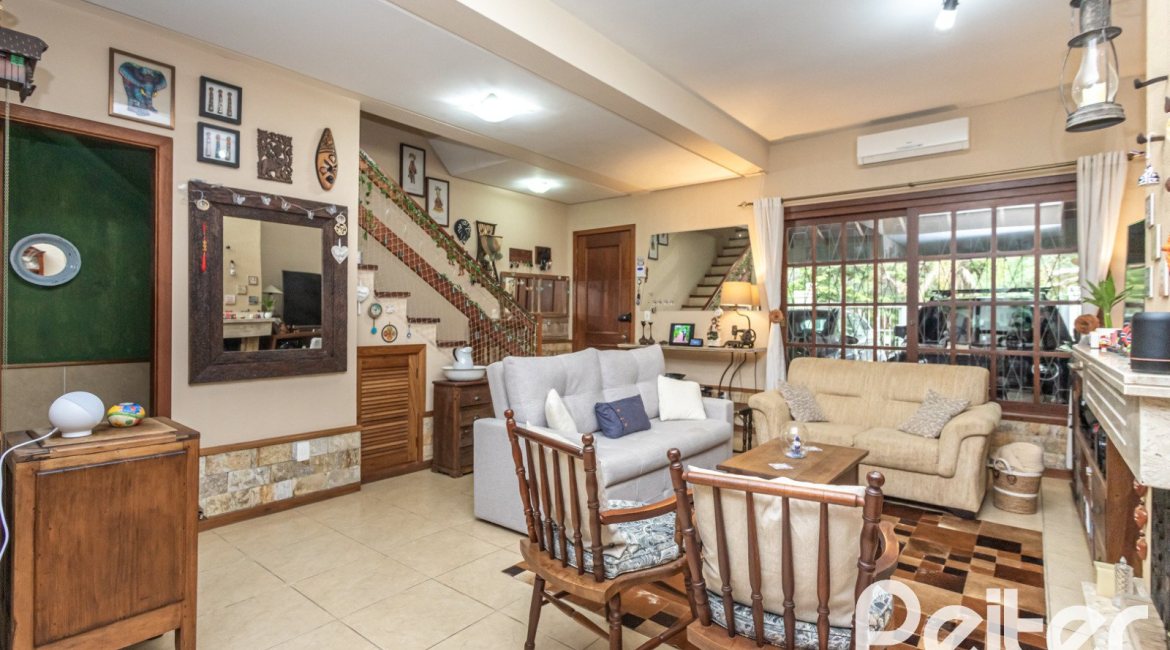 Casa à venda com 274m², 3 dormitórios, 1 suíte, 4 vagas, no bairro Ipanema em Porto Alegre