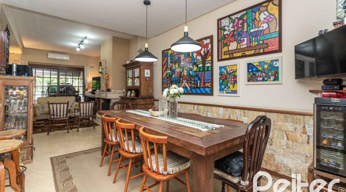 Casa à venda com 274m², 3 dormitórios, 1 suíte, 4 vagas, no bairro Ipanema em Porto Alegre