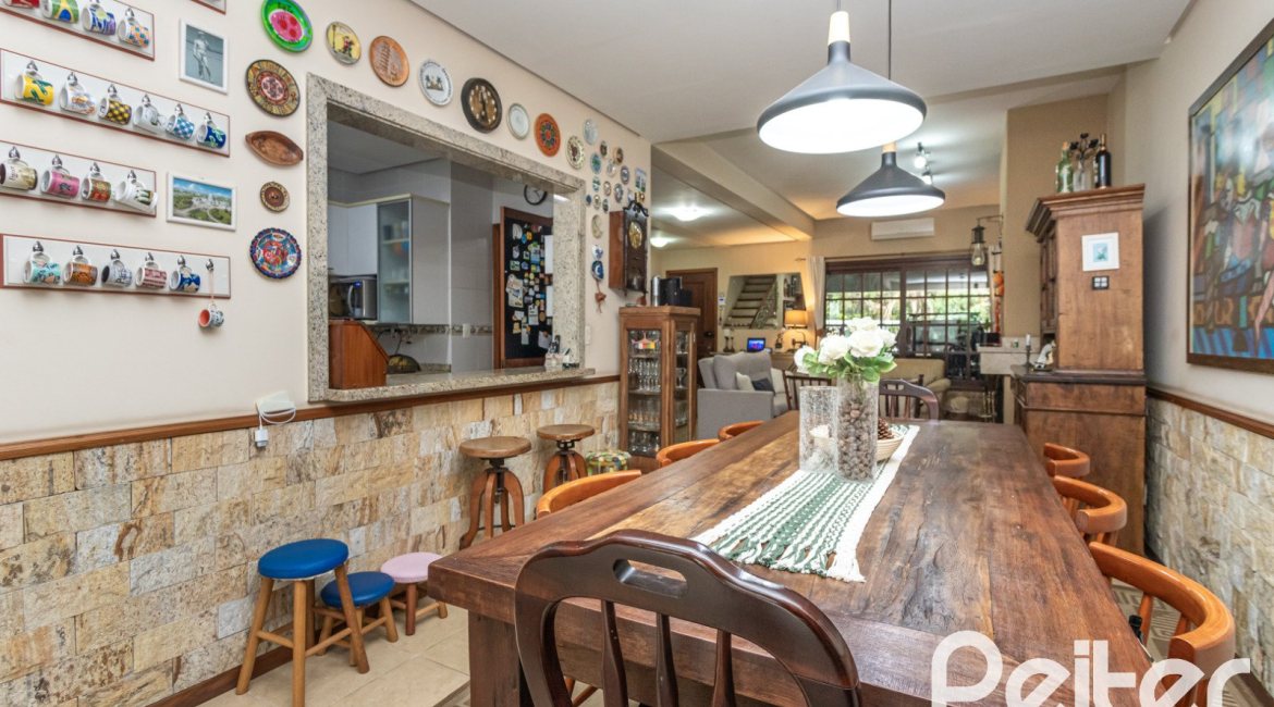 Casa à venda com 274m², 3 dormitórios, 1 suíte, 4 vagas, no bairro Ipanema em Porto Alegre