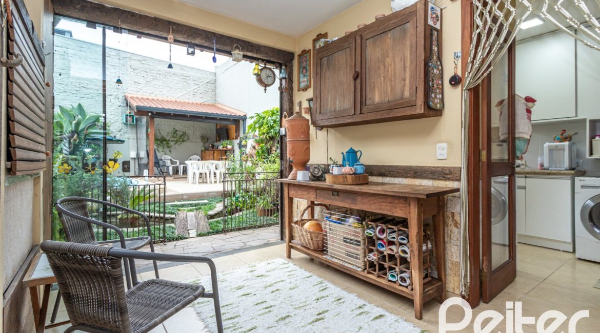 Casa à venda com 274m², 3 dormitórios, 1 suíte, 4 vagas, no bairro Ipanema em Porto Alegre