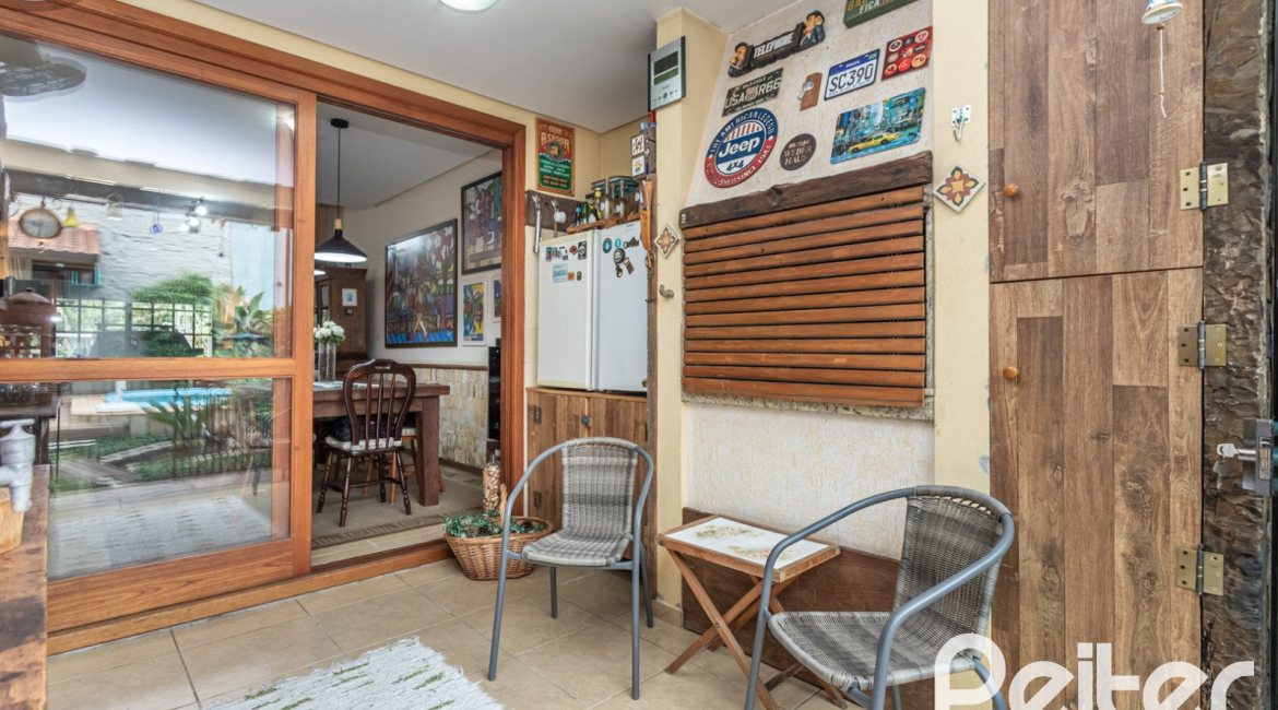 Casa à venda com 274m², 3 dormitórios, 1 suíte, 4 vagas, no bairro Ipanema em Porto Alegre