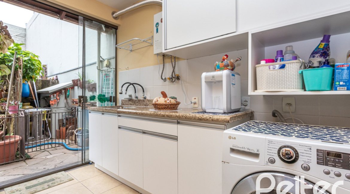 Casa à venda com 274m², 3 dormitórios, 1 suíte, 4 vagas, no bairro Ipanema em Porto Alegre