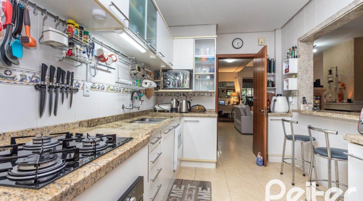 Casa à venda com 274m², 3 dormitórios, 1 suíte, 4 vagas, no bairro Ipanema em Porto Alegre