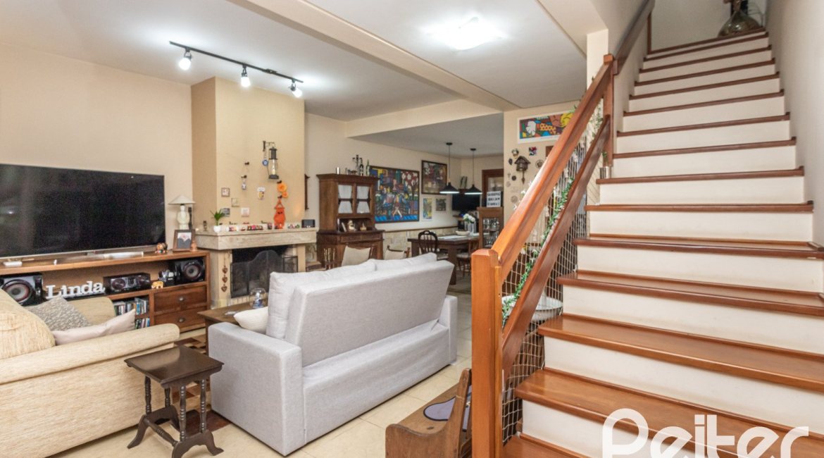 Casa à venda com 274m², 3 dormitórios, 1 suíte, 4 vagas, no bairro Ipanema em Porto Alegre