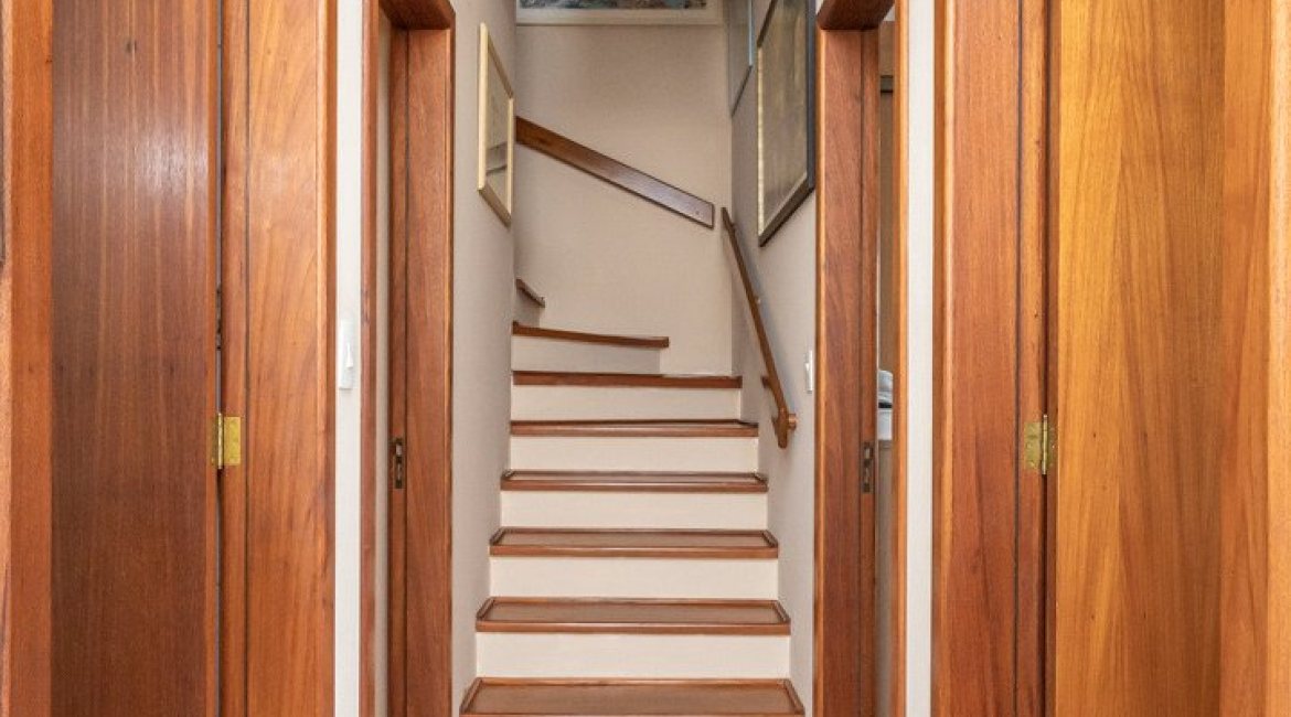 Casa à venda com 274m², 3 dormitórios, 1 suíte, 4 vagas, no bairro Ipanema em Porto Alegre