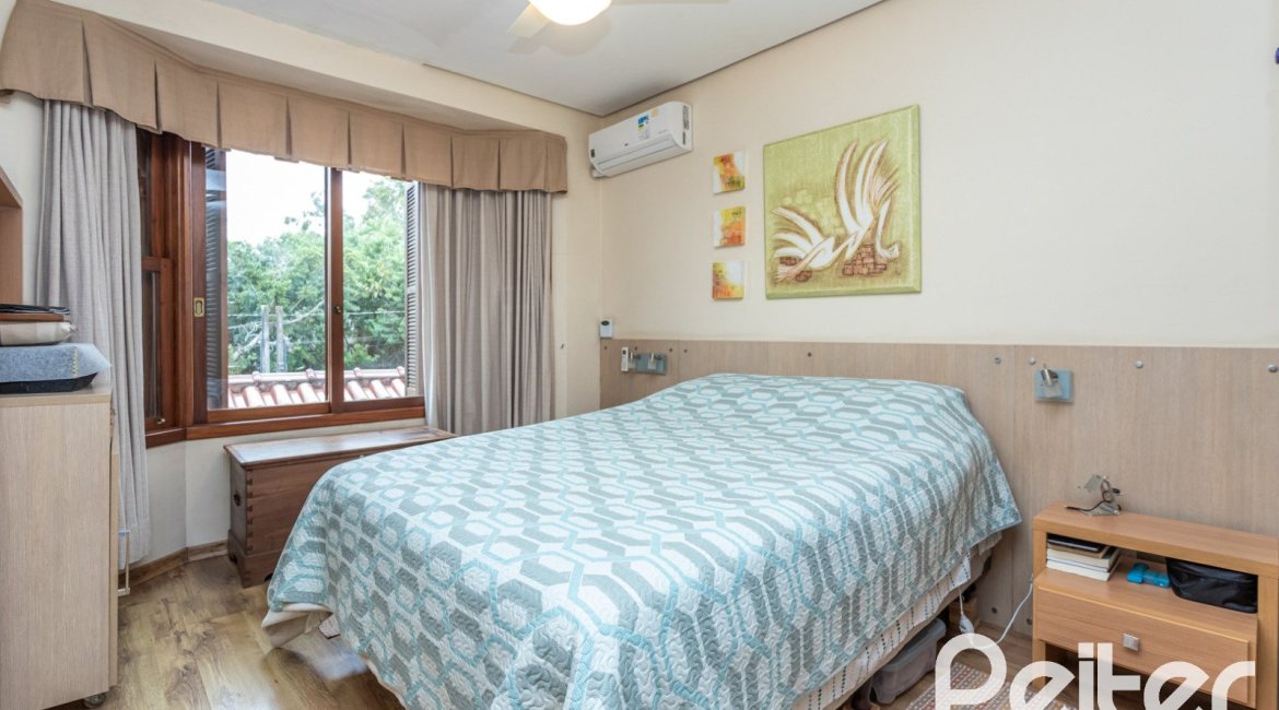 Casa à venda com 274m², 3 dormitórios, 1 suíte, 4 vagas, no bairro Ipanema em Porto Alegre