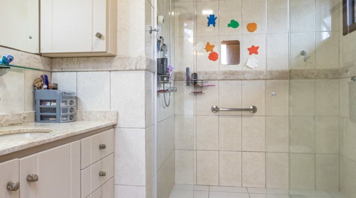 Casa à venda com 274m², 3 dormitórios, 1 suíte, 4 vagas, no bairro Ipanema em Porto Alegre