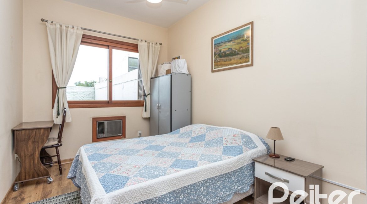 Casa à venda com 274m², 3 dormitórios, 1 suíte, 4 vagas, no bairro Ipanema em Porto Alegre