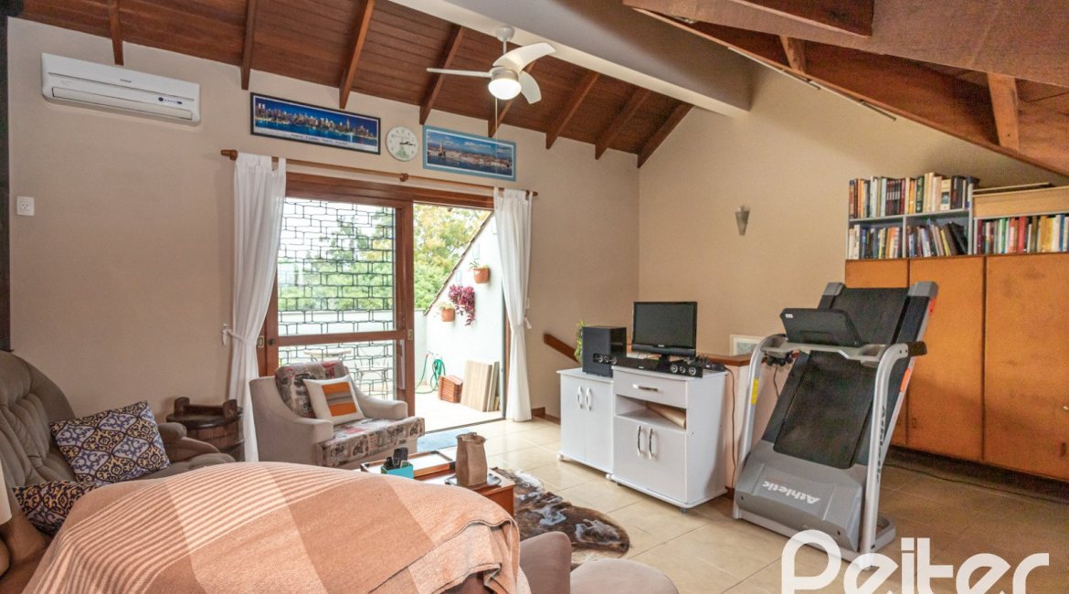 Casa à venda com 274m², 3 dormitórios, 1 suíte, 4 vagas, no bairro Ipanema em Porto Alegre