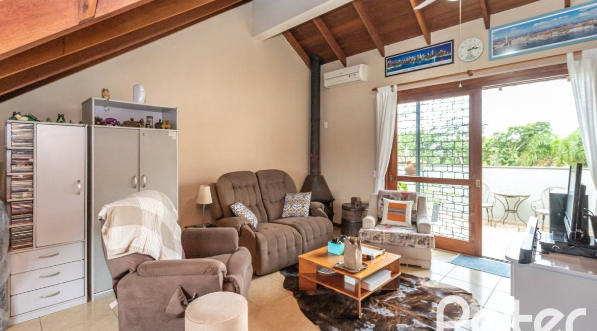 Casa à venda com 274m², 3 dormitórios, 1 suíte, 4 vagas, no bairro Ipanema em Porto Alegre