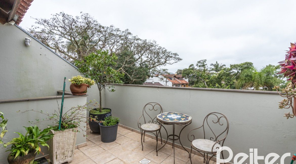 Casa à venda com 274m², 3 dormitórios, 1 suíte, 4 vagas, no bairro Ipanema em Porto Alegre