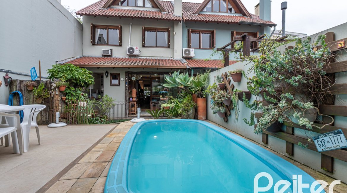 Casa à venda com 274m², 3 dormitórios, 1 suíte, 4 vagas, no bairro Ipanema em Porto Alegre