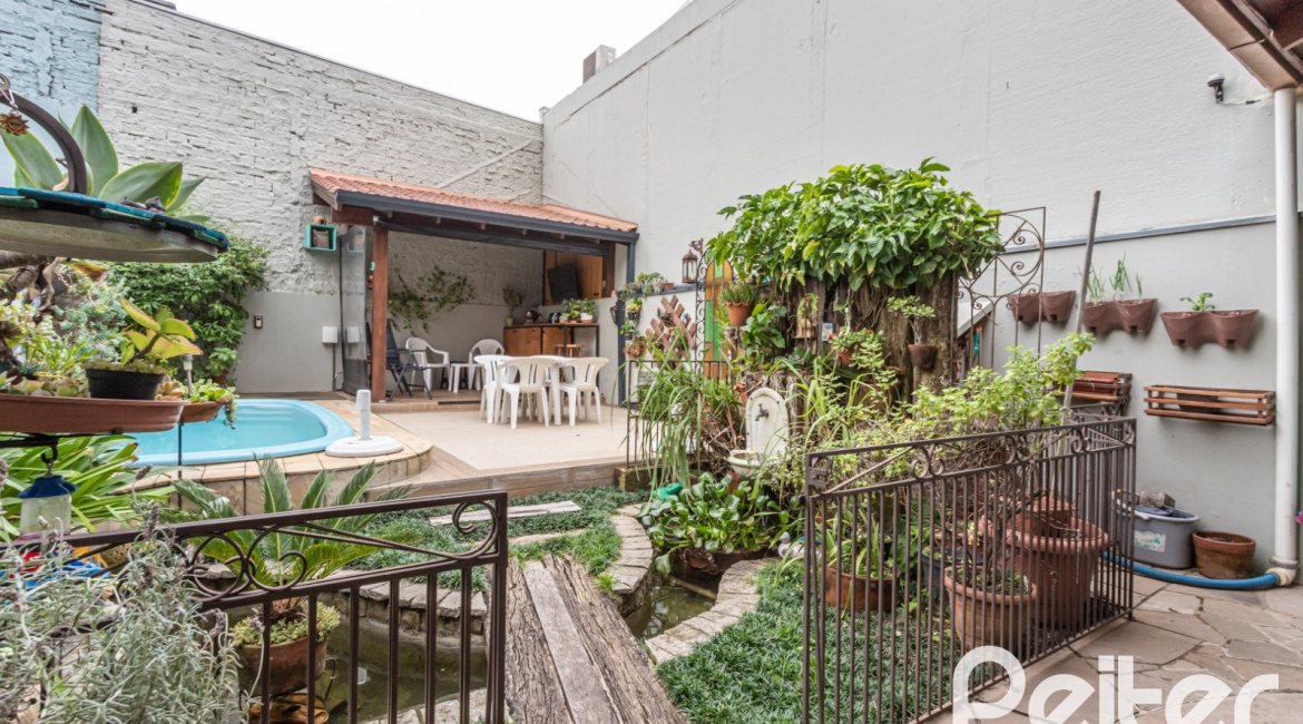 Casa à venda com 274m², 3 dormitórios, 1 suíte, 4 vagas, no bairro Ipanema em Porto Alegre