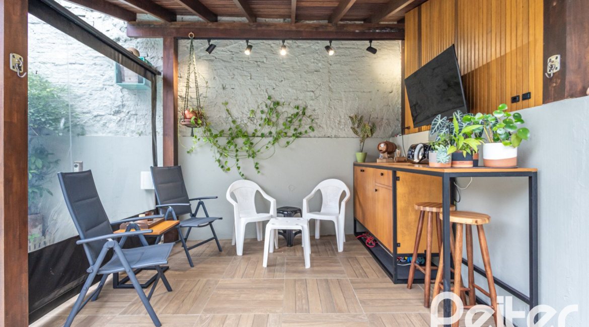 Casa à venda com 274m², 3 dormitórios, 1 suíte, 4 vagas, no bairro Ipanema em Porto Alegre