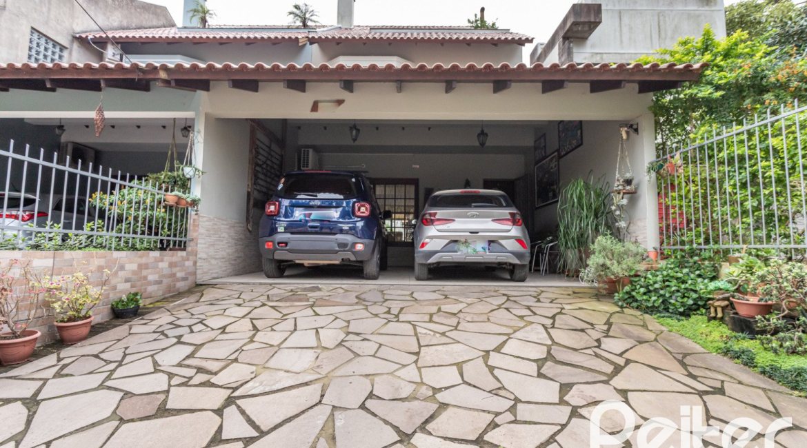 Casa à venda com 274m², 3 dormitórios, 1 suíte, 4 vagas, no bairro Ipanema em Porto Alegre