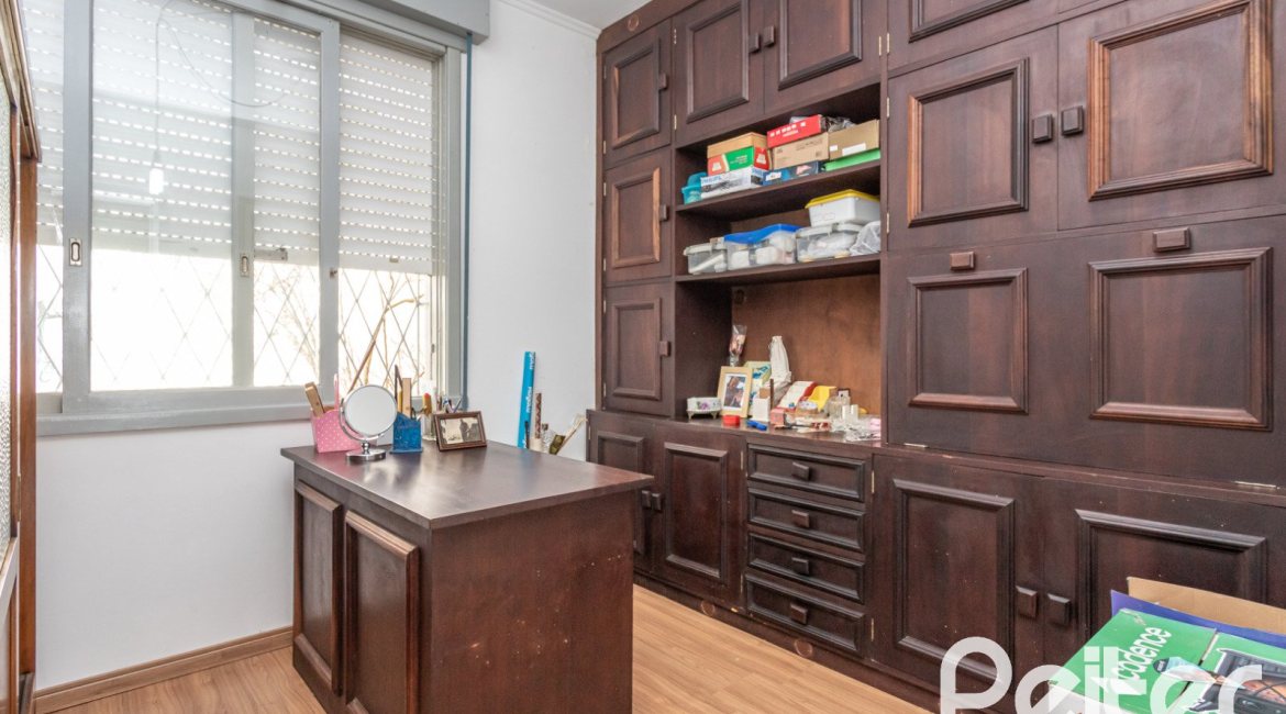 Casa à venda com 395m², 3 dormitórios, 1 suíte, 4 vagas, no bairro Sétimo Céu em Porto Alegre
