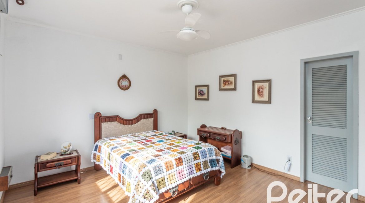 Casa à venda com 395m², 3 dormitórios, 1 suíte, 4 vagas, no bairro Sétimo Céu em Porto Alegre