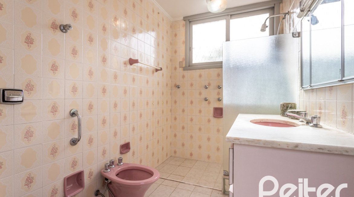 Casa à venda com 395m², 3 dormitórios, 1 suíte, 4 vagas, no bairro Sétimo Céu em Porto Alegre