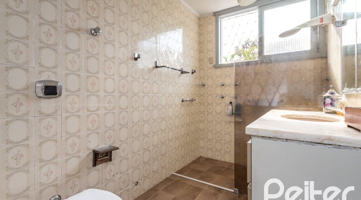 Casa à venda com 395m², 3 dormitórios, 1 suíte, 4 vagas, no bairro Sétimo Céu em Porto Alegre