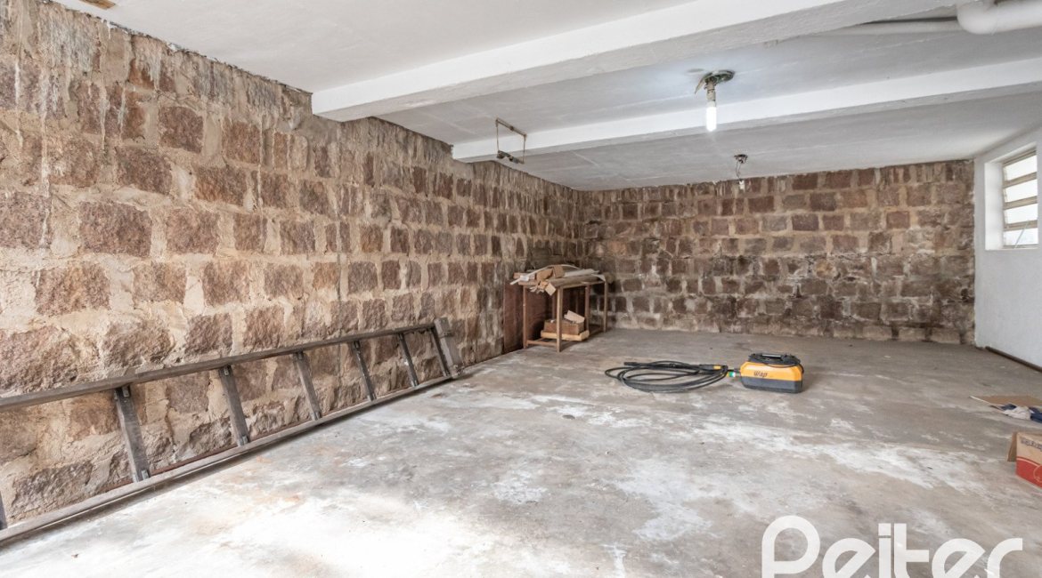 Casa à venda com 395m², 3 dormitórios, 1 suíte, 4 vagas, no bairro Sétimo Céu em Porto Alegre