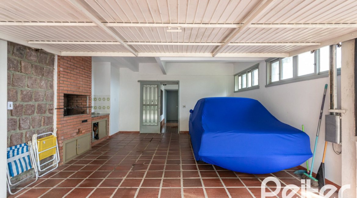 Casa à venda com 395m², 3 dormitórios, 1 suíte, 4 vagas, no bairro Sétimo Céu em Porto Alegre