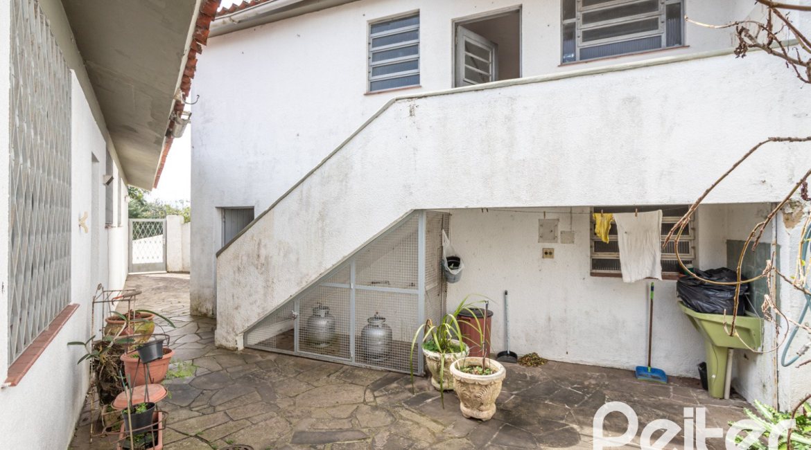 Casa à venda com 395m², 3 dormitórios, 1 suíte, 4 vagas, no bairro Sétimo Céu em Porto Alegre