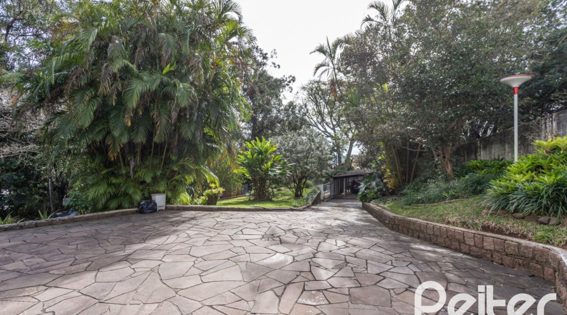 Casa à venda com 395m², 3 dormitórios, 1 suíte, 4 vagas, no bairro Sétimo Céu em Porto Alegre
