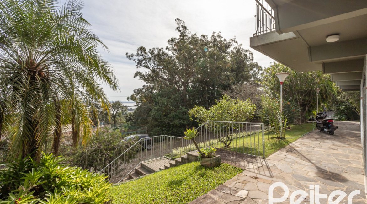 Casa à venda com 395m², 3 dormitórios, 1 suíte, 4 vagas, no bairro Sétimo Céu em Porto Alegre