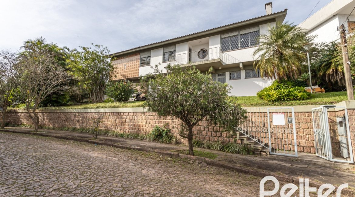 Casa à venda com 395m², 3 dormitórios, 1 suíte, 4 vagas, no bairro Sétimo Céu em Porto Alegre