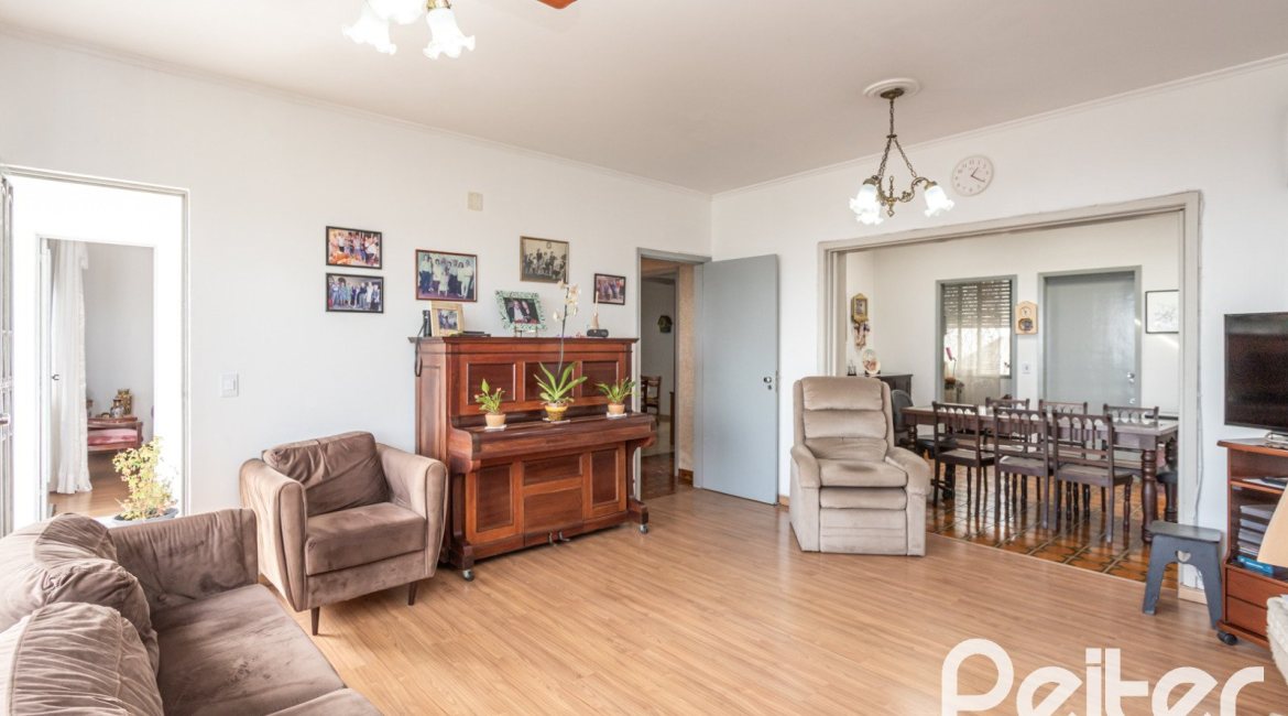 Casa à venda com 395m², 3 dormitórios, 1 suíte, 4 vagas, no bairro Sétimo Céu em Porto Alegre