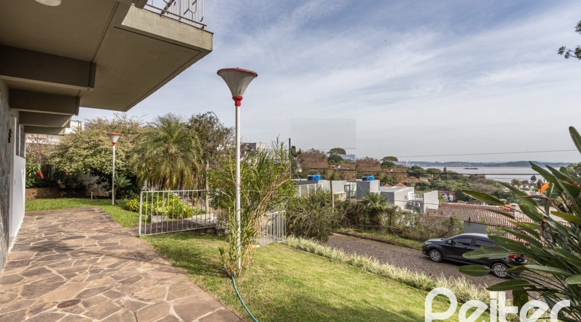 Casa à venda com 395m², 3 dormitórios, 1 suíte, 4 vagas, no bairro Sétimo Céu em Porto Alegre