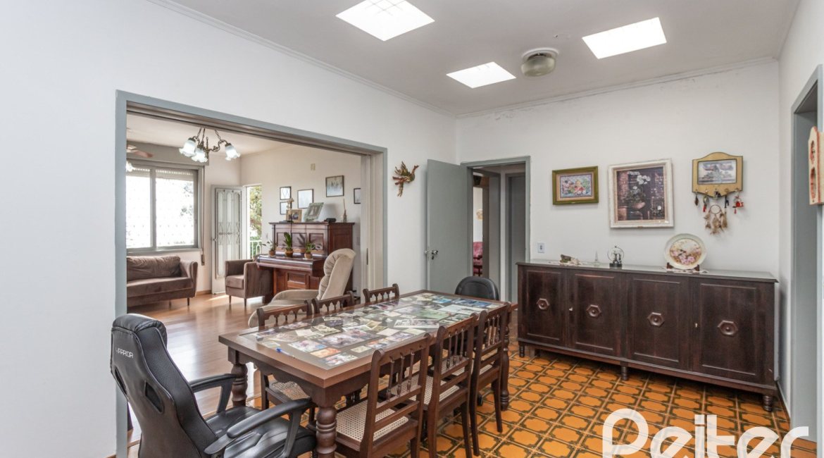 Casa à venda com 395m², 3 dormitórios, 1 suíte, 4 vagas, no bairro Sétimo Céu em Porto Alegre