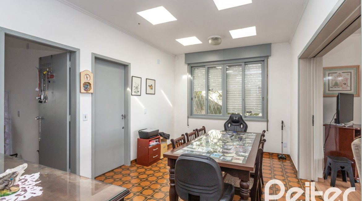 Casa à venda com 395m², 3 dormitórios, 1 suíte, 4 vagas, no bairro Sétimo Céu em Porto Alegre