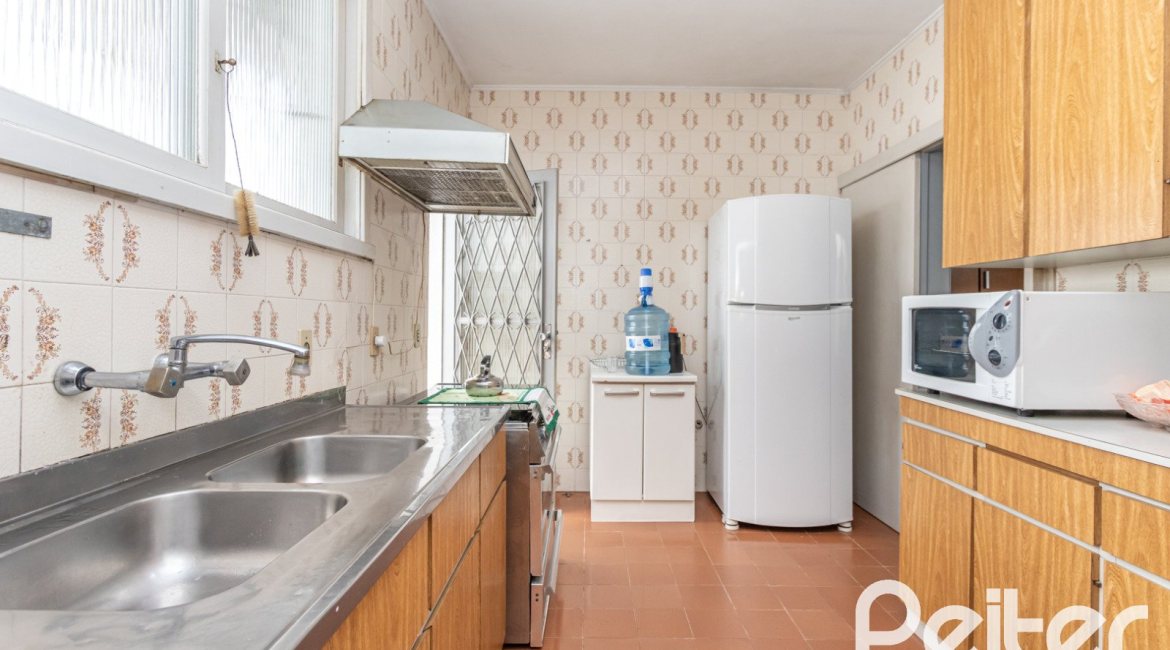 Casa à venda com 395m², 3 dormitórios, 1 suíte, 4 vagas, no bairro Sétimo Céu em Porto Alegre
