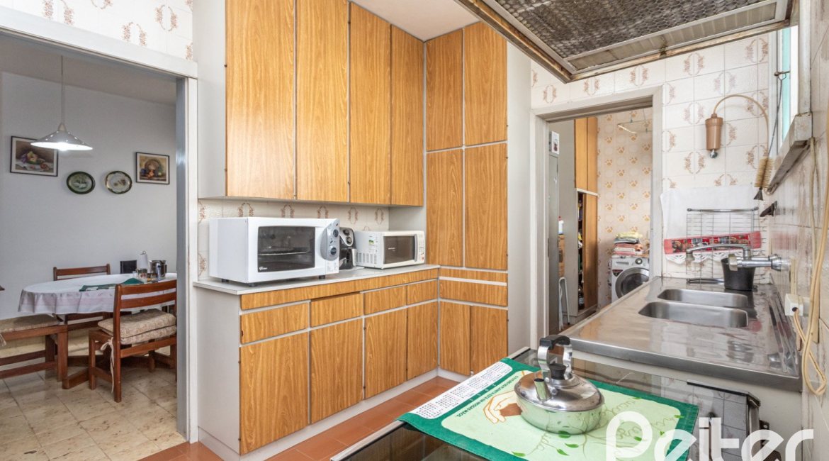 Casa à venda com 395m², 3 dormitórios, 1 suíte, 4 vagas, no bairro Sétimo Céu em Porto Alegre