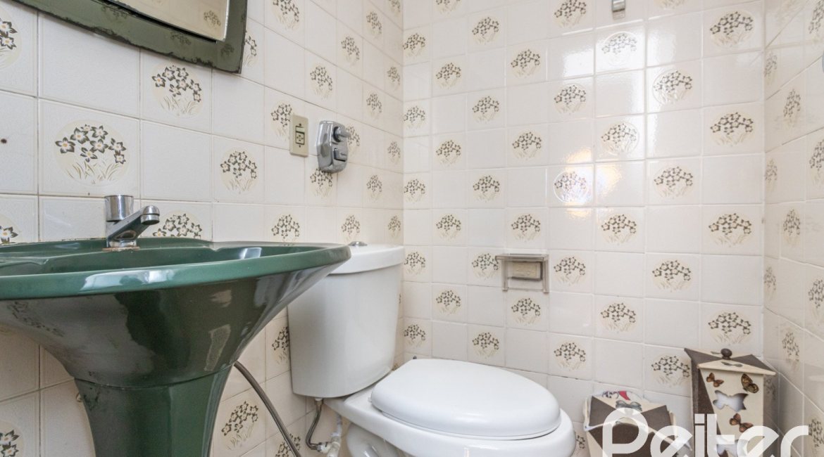 Casa à venda com 395m², 3 dormitórios, 1 suíte, 4 vagas, no bairro Sétimo Céu em Porto Alegre