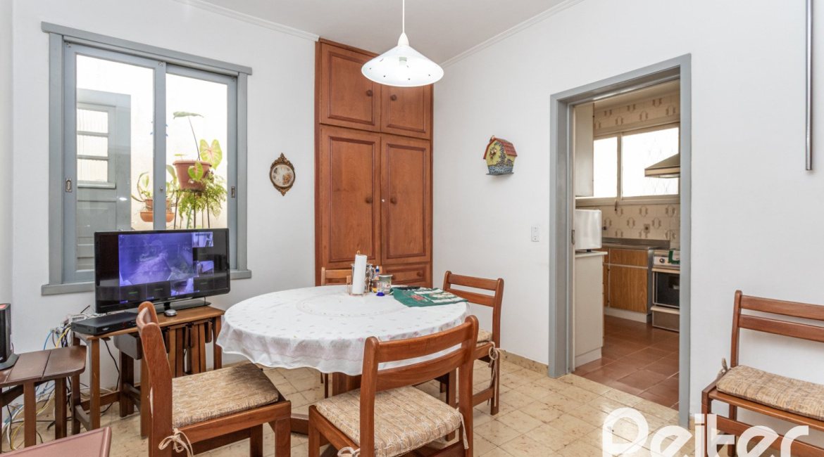 Casa à venda com 395m², 3 dormitórios, 1 suíte, 4 vagas, no bairro Sétimo Céu em Porto Alegre