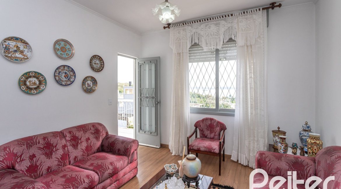 Casa à venda com 395m², 3 dormitórios, 1 suíte, 4 vagas, no bairro Sétimo Céu em Porto Alegre