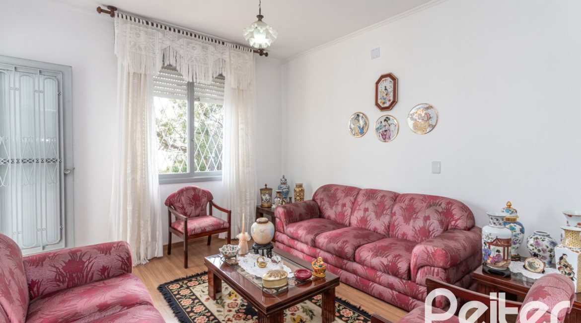 Casa à venda com 395m², 3 dormitórios, 1 suíte, 4 vagas, no bairro Sétimo Céu em Porto Alegre